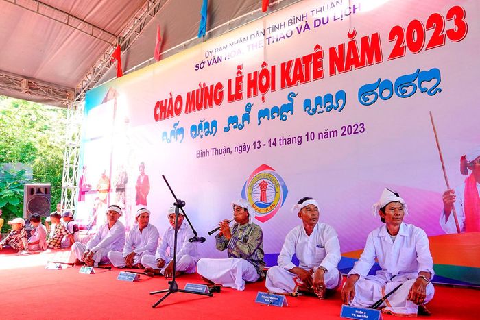 Ông Mã Châu Xa (thứ 2 từ phải qua) tham gia thi thổi kèn saranai tại Lễ hội Ka Tê