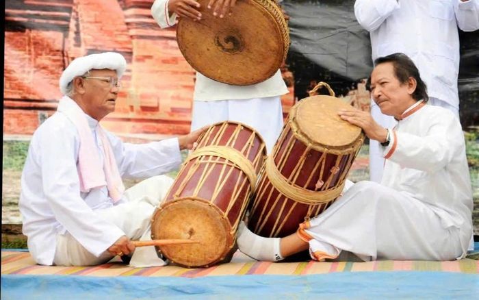 Hầu hết trong các lễ hội truyền thống của dân tộc, nghệ nhân Cửu Chi Thông đều có mặt, mang theo nhịp thở của văn hóa Chăm