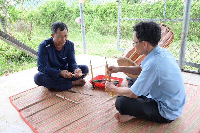 Ông Mã Châu Xa tự hào là người duy nhất trong làng chế tác được trống ghi - năng, kèn saranai