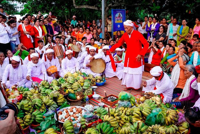 Các nhạc cụ này luôn được diễn tấu cùng nhau, chính là biểu hiện của sự hòa hợp thiên - địa - nhân trong đời sống văn hóa và tín ngưỡng