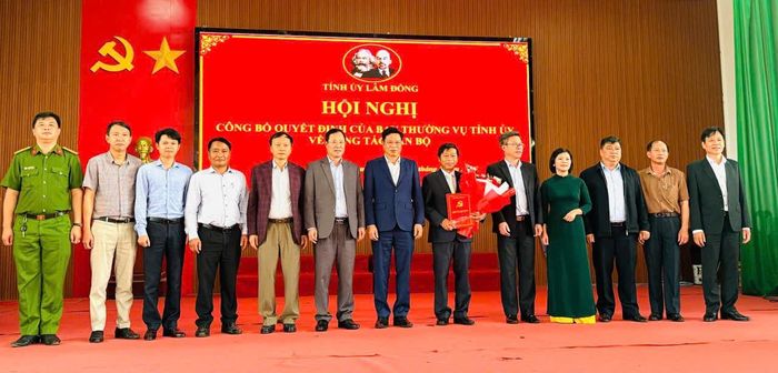 Phó Bí thư Tỉnh ủy, Chủ tịch HĐND tỉnh Lưu Văn Trung trao quyết định và tặng hoa chúc mừng đồng chí Huỳnh Minh Hải