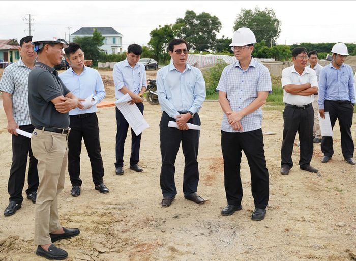 Phó Chủ tịch UBND tỉnh Lâm Đồng Nguyễn Hồng Hải kiểm tra thực tế tại dự án Khu tái định cư xã Hàm Liêm