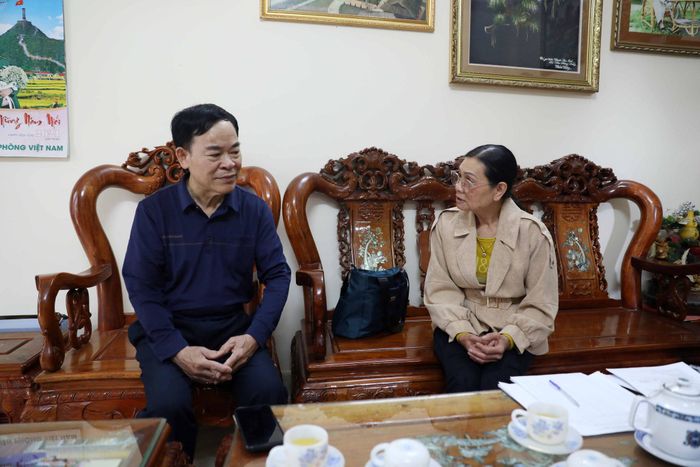 Bà Mai Thị Thu Lan, Tổ trưởng tổ dân phố Hùng Vương trực tiếp tới hộ dân để thu các sắc thuế trong năm 2026