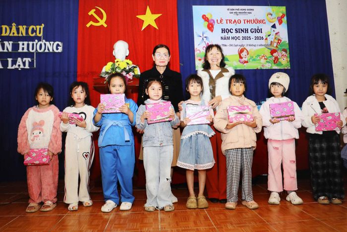 Các hoạt động cộng đồng, huy động nguồn lực xã hội hóa động viên học sinh các cấp thuộc tổ dân phố có thành tích xuất sắc năm học 2025 - 2026 được các tổ dân phố quan tâm thực hiện sau khi sáp nhập