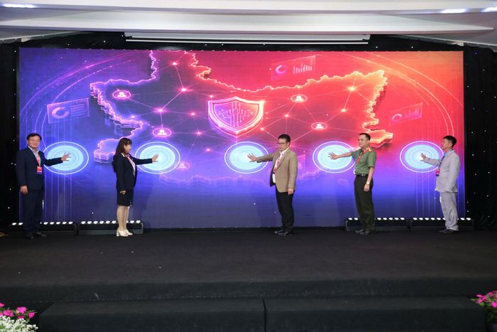 Đồng chí Nguyễn Ngọc Phúc, Phó Chủ tịch UBND tỉnh (đứng thứ 3 từ phải sang), cùng các đại biểu nhấn nút vận hành Câu lạc bộ Niềm tin số tỉnh Lâm Đồng
