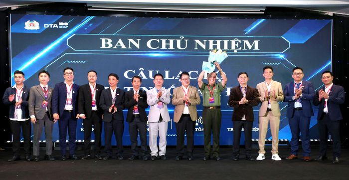 Đồng chí Nguyễn Ngọc Phúc, Phó Chủ tịch UBND tỉnh Lâm Đồng tặng hoa chúc mừng Ban Chủ nhiệm Câu lạc bộ Niềm tin số tỉnh Lâm Đồng
