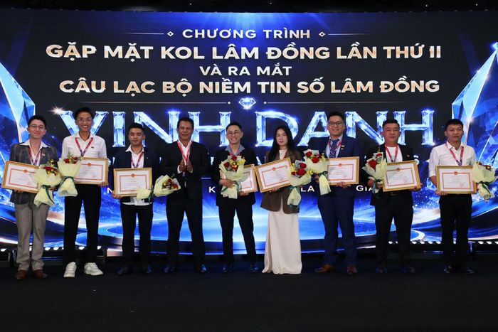 Đại tá Nay Gia Phú, Phó Giám đốc Công an tỉnh Lâm Đồng trao Giấy khen của Giám đốc Công an tỉnh cho các KOL có thành tích xuất sắc