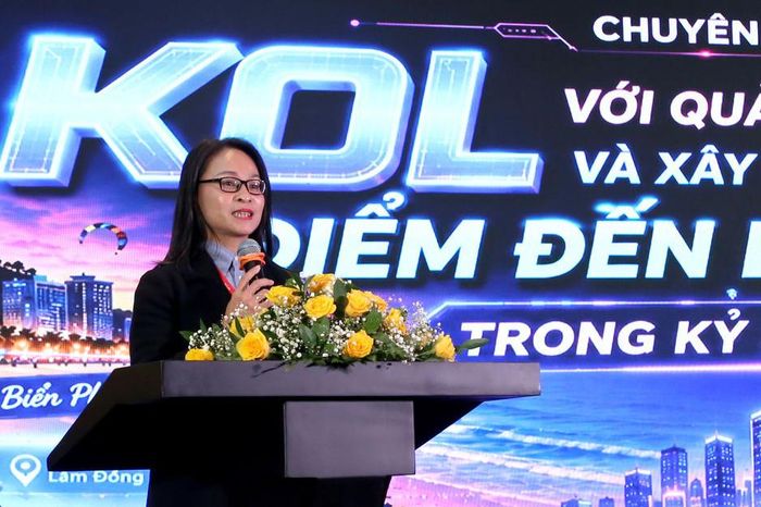 Đồng chí Lê Thị Trúc Linh, Phó Giám đốc Sở Văn hóa, Thể thao và Du lịch tỉnh Lâm Đồng phát biểu tại hội nghị