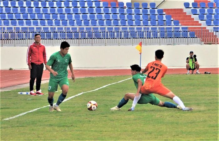 Một trận đấu của Lâm Đồng (áo xanh) tại giải hạng Nhì quốc gia 2026 trên sân nhà Đà Lạt