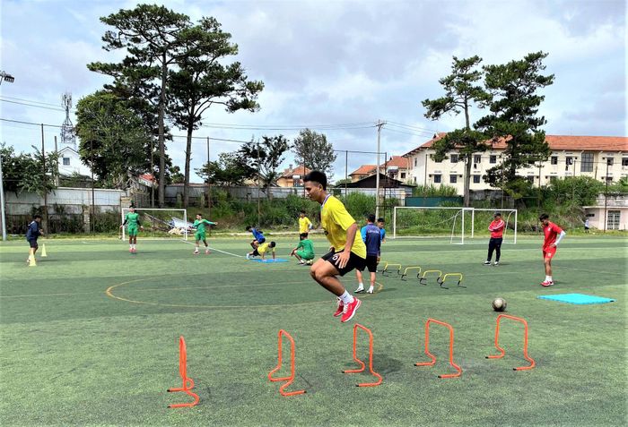 Lâm Đồng đã tăng cường thêm nhiều cầu thủ từ các tỉnh nhằm chuẩn bị lực lượng cho giải hạng Nhất quốc gia 2026/27. Trong ảnh một buổi tập của các cầu thủ trên sân Đà Lạt