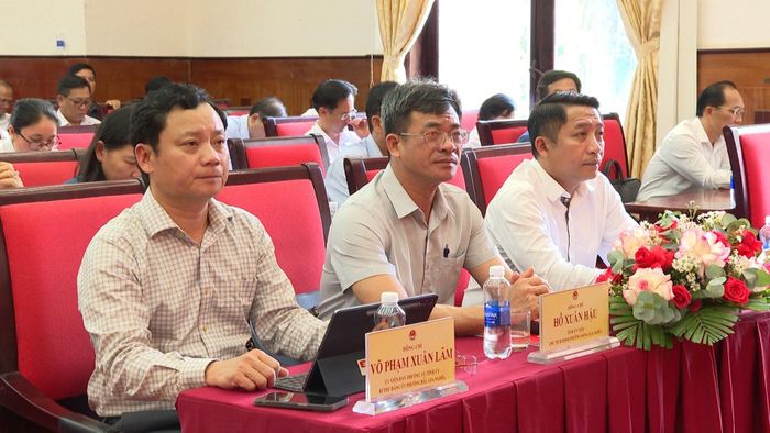 Lãnh đạo các xã, phường tham dự hội nghị