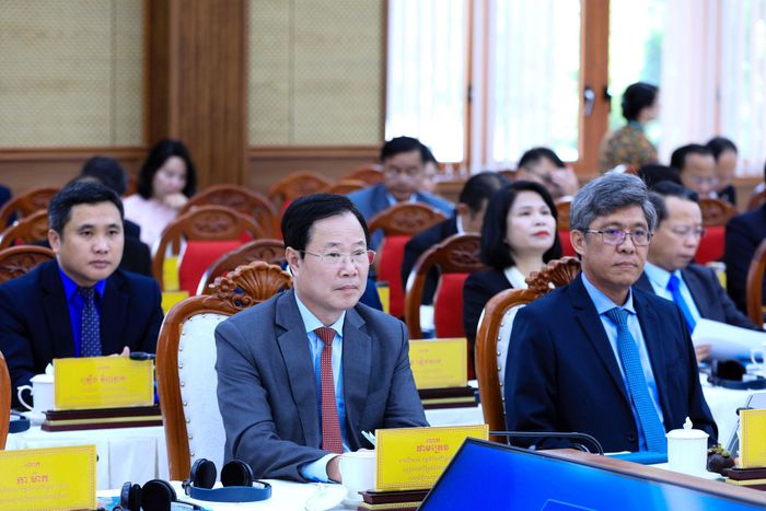 Ủy viên Ban Thường vụ Tỉnh ủy, Phó Chủ tịch Thường trực Ủy ban MTTQ Việt Nam tỉnh Lâm Đồng Phạm Triều và Tỉnh ủy viên, Phó Chủ tịch UBND tỉnh Nguyễn Minh cùng các đại biểu dự hội nghị