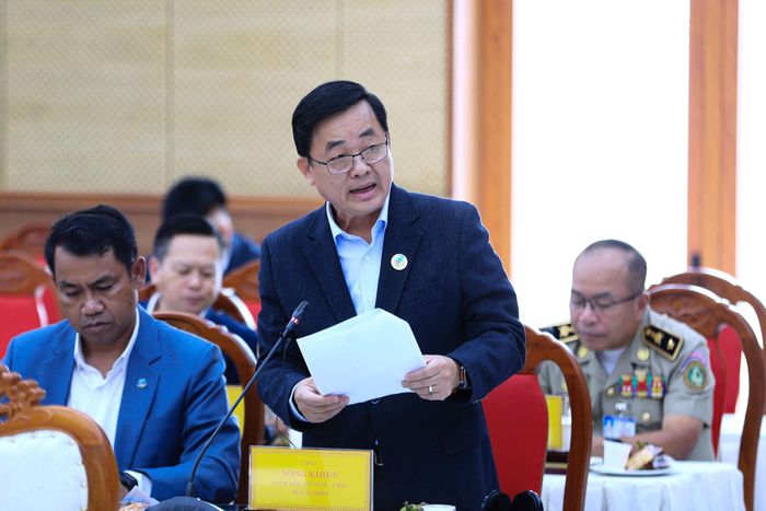 Ông Song Khen, Giám đốc Sở Nông - Lâm - Ngư nghiệp tỉnh Mondulkiri, Vương quốc Campuchia trình bày tham luận tại hội nghị