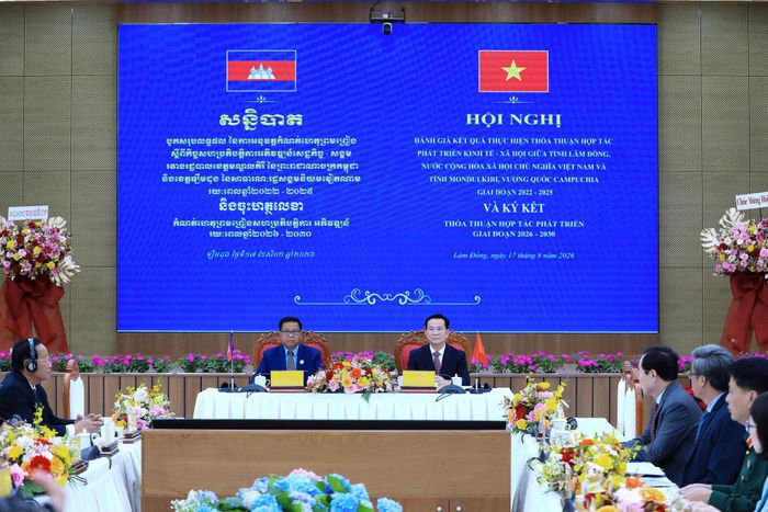Ủy viên Ban Chấp hành Trung ương Đảng, Phó Bí thư Tỉnh ủy, Chủ tịch UBND tỉnh Lâm Đồng Hồ Văn Mười và Ủy viên Trung ương Đảng Nhân dân Campuchia, Tỉnh trưởng tỉnh Mondulkiri Kong Kimmy đồng chủ trì hội nghị