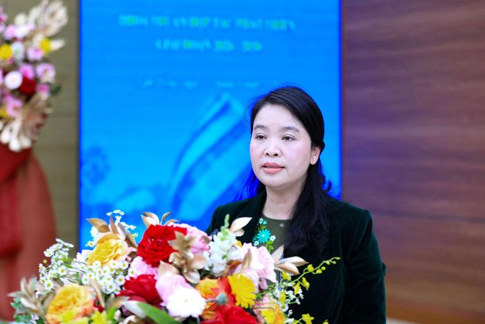 Giám đốc Sở Y tế Lâm Đồng Huỳnh Thị Phương Duyên trình bày tham luận về công tác phối hợp trong lĩnh vực y tế với Mondulkiri