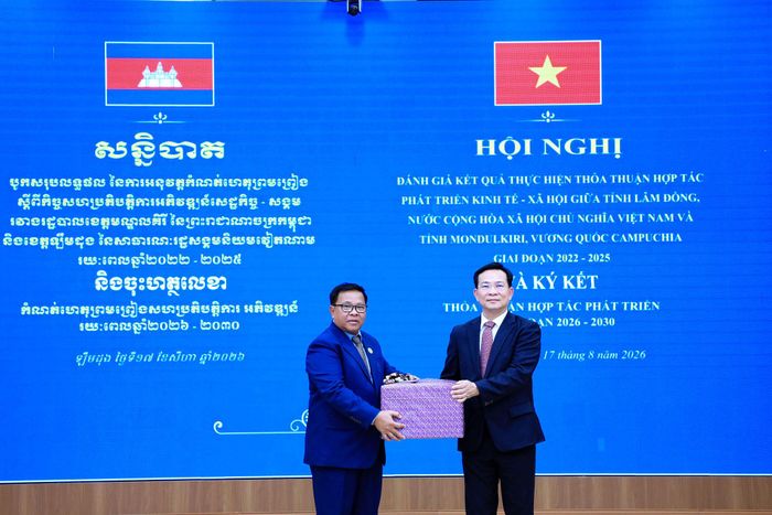 Lãnh đạo hai tỉnh Lâm Đồng và Mondulkiri tặng quà lưu niệm