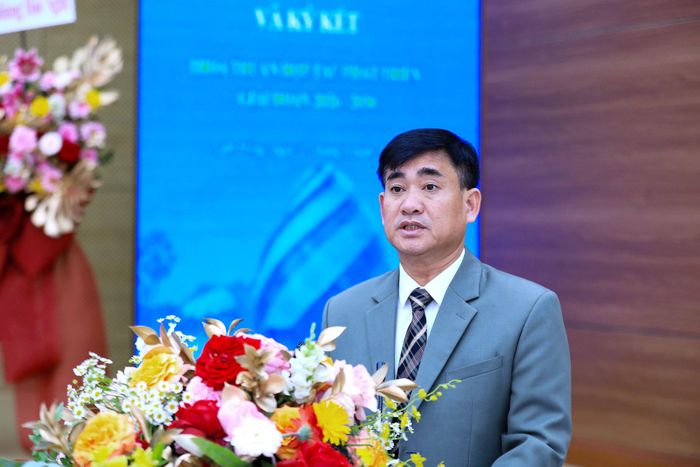 Chủ tịch UBND xã biên giới Quảng Trực Nguyễn Văn Anh, tỉnh Lâm Đồng trình bày tham luận về công tác phối hợp với các đơn vị, địa phương tỉnh Mondulkiri