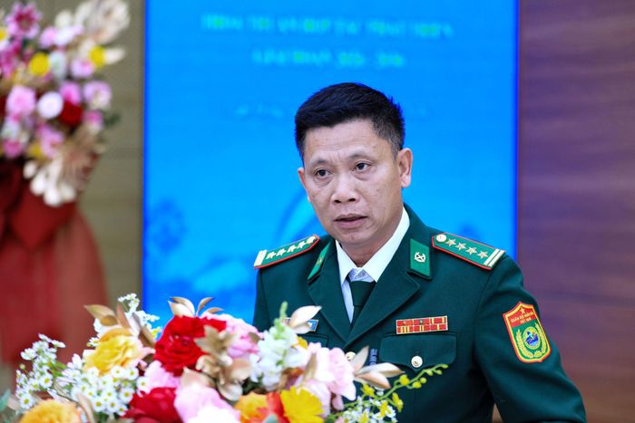 Đại tá Nguyễn Thành Đính, Phó Chỉ huy trưởng Bộ Chỉ huy Quân sự, Chỉ huy trưởng Ban Chỉ huy Bộ đội Biên phòng tỉnh Lâm Đồng trình bày tham luận về công tác phối hợp bảo vệ an ninh biên giới với Mondulkiri