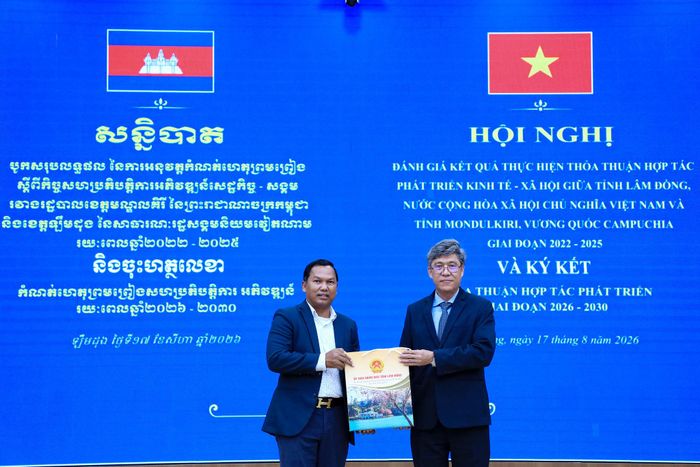 Lãnh đạo hai tỉnh Lâm Đồng và Mondulkiri tặng quà lưu niệm