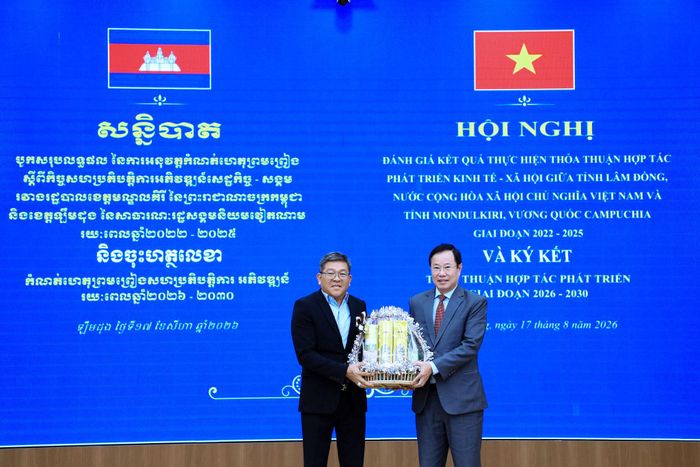Lãnh đạo hai tỉnh Lâm Đồng và Mondulkiri tặng quà lưu niệm