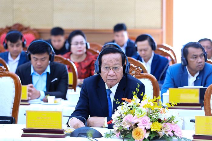 Ngài Men Ngoi, Ủy viên Trung ương Đảng Nhân dân Campuchia, Phó Chủ tịch Đảng tỉnh, Chủ tịch Hội đồng tỉnh Mondulkiri và các đại biểu dự hội nghị