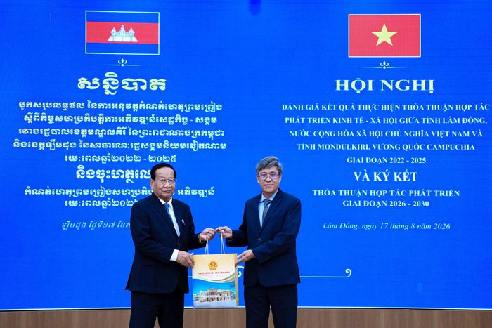 Lãnh đạo hai tỉnh Lâm Đồng và Mondulkiri tặng quà lưu niệm