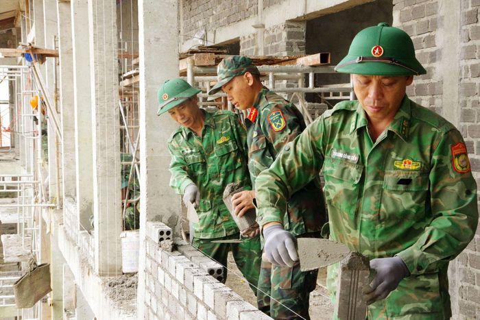 Lực lượng BĐBP tỉnh Lâm Đồng hỗ trợ đẩy nhanh tiến độ xây dựng Trường Phổ thông nội trú liên cấp Tiểu học và THCS Quảng Trực