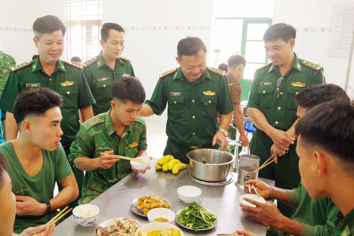 Ban Chỉ huy BĐBP tỉnh kiểm tra việc bảo đảm hậu cần cho cán bộ, chiến sĩ thực hiện nhiệm vụ tại công trường
