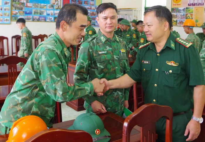 Đại tá Phạm Huy Thành (ngoài cùng bên phải) thăm hỏi, động viên cán bộ, chiến sĩ hoàn thành tốt nhiệm vụ