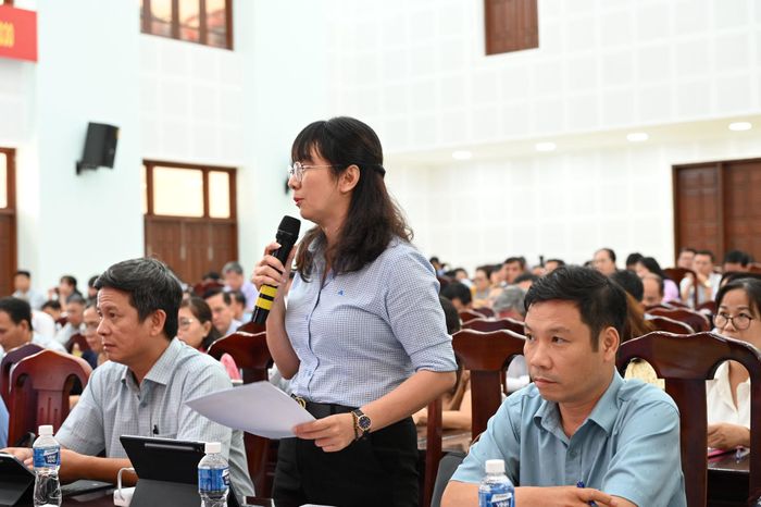 Bí thư Đảng ủy, Chủ tịch HĐND xã Tuy Phong Nguyễn Nữ Thanh Loan phát biểu tại hội nghị