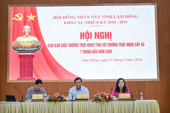 Ủy viên Ban Thường vụ Tỉnh ủy, Phó Chủ tịch HĐND tỉnh K’ Mák; Ủy viên Ban Thường vụ Tỉnh ủy, Phó Chủ tịch HĐND tỉnh Tiêu Hồng Phúc; Tỉnh ủy viên, Phó Chủ tịch HĐND tỉnh, kiêm Trưởng Ban Văn hóa - Xã hội HĐND tỉnh Nguyễn Thị Thuận Bích đồng chủ trì hội nghị
