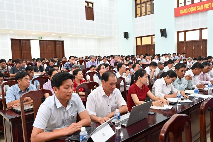 Chủ tịch HĐND, UBND và đại biểu hoạt động chuyên trách của HĐND các xã, phường, đặc khu tham dự hội nghị