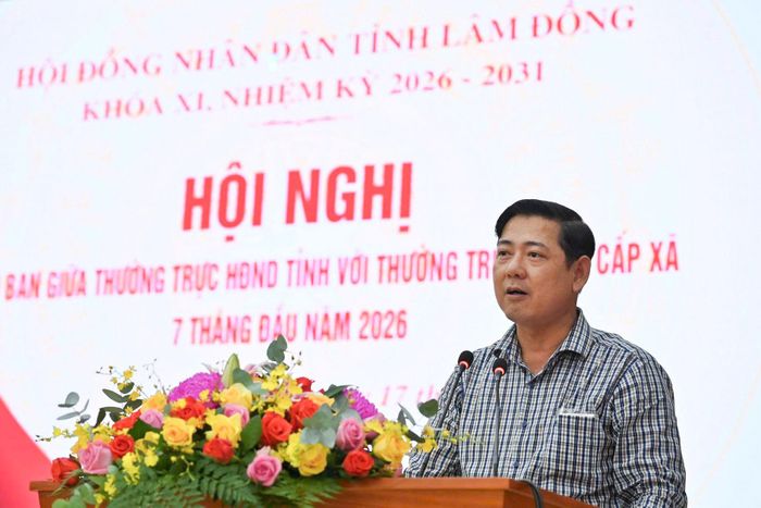 Ủy viên Ban Thường vụ Tỉnh ủy, Phó Chủ tịch HĐND tỉnh Tiêu Hồng Phúc điều hành hội nghị