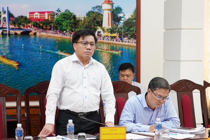 Chủ tịch UBND phường Bình Thuận Nguyễn Hữu Trung báo cáo tại buổi làm việc