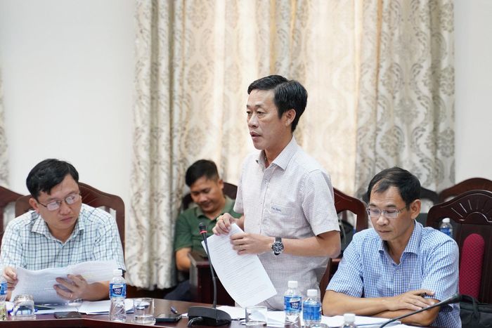 Ông Huỳnh Văn Minh, Phó Giám đốc phụ trách Trung tâm Phát triển quỹ đất tỉnh báo cáo tại buổi làm việc