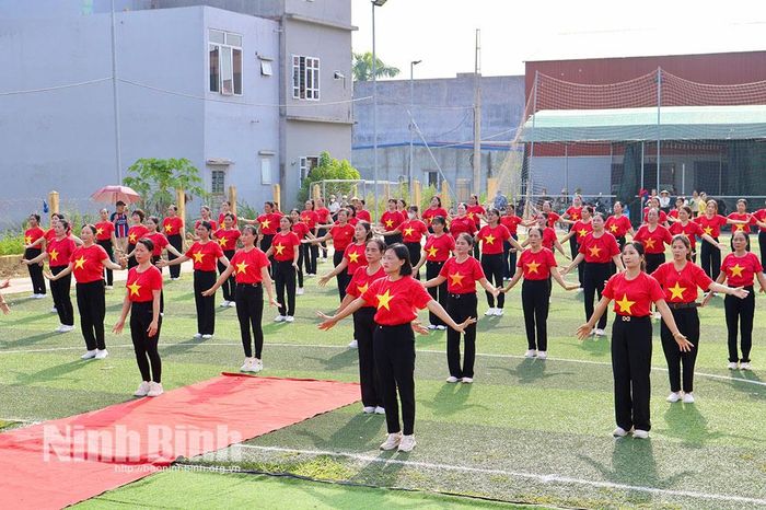 Biểu diễn dân vũ trong chương trình khai mạc Đại hội.