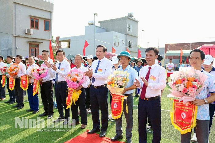 Các đại biểu tặng hoa, cờ lưu niệm cho các đoàn vận động viên tham dự Đại hội.