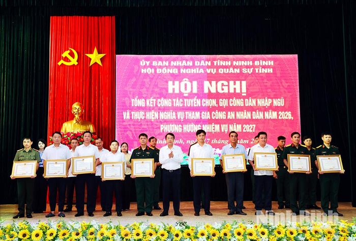 Đồng chí Nguyễn Thanh Bình, Phó Bí thư Tỉnh ủy, Chủ tịch UBND tỉnh, Chủ tịch Hội đồng Nghĩa vụ quân sự tỉnh trao Bằng khen của Chủ tịch UBND tỉnh cho các tập thể có thành tích xuất sắc trong công tác tuyển quân năm 2026.