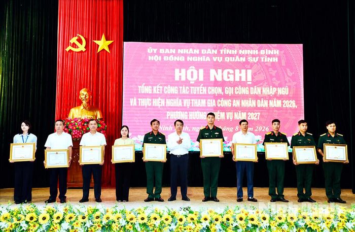 Đồng chí Nguyễn Thanh Bình, Phó Bí thư Tỉnh ủy, Chủ tịch UBND tỉnh, Chủ tịch Hội đồng Nghĩa vụ quân sự tỉnh trao Bằng khen của Chủ tịch UBND tỉnh cho các cá nhân có thành tích xuất sắc trong công tác tuyển quân năm 2026.