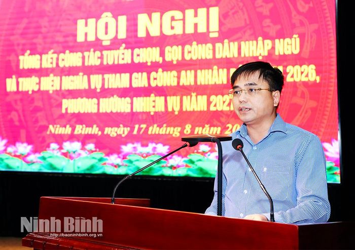 Đồng chí Bùi Văn Hoàng, Tỉnh ủy viên, Giám đốc Sở Nội vụ phát biểu tại hội nghị.