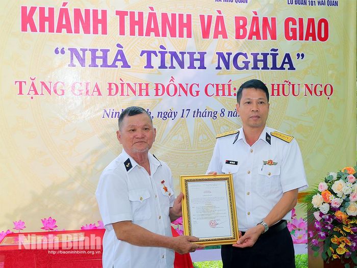Đại diện lãnh đạo Lữ đoàn 131 Hải quân trao Quyết định tặng Nhà tình nghĩa cho gia đình cựu chiến binh Bùi Hữu Ngọ, xã Nho Quan