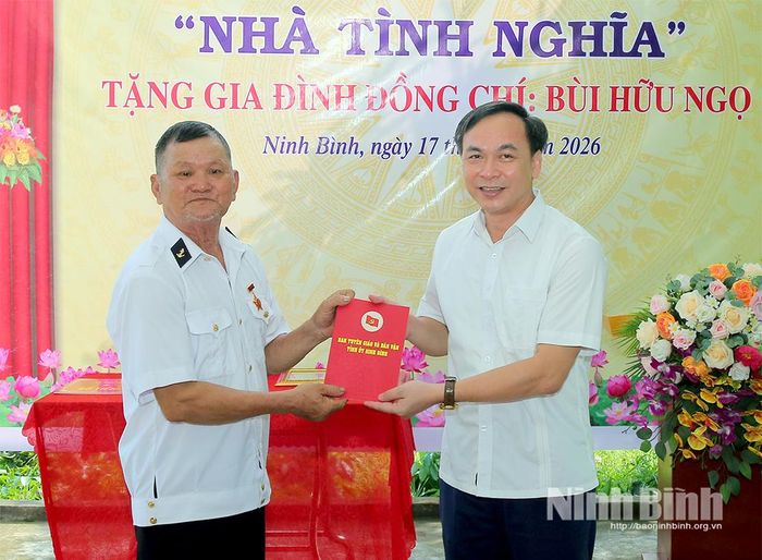 Đồng chí Đặng Anh Tuấn, Tỉnh uỷ viên, Phó Trưởng Ban Tuyên giáo và Dân vận Tỉnh uỷ tặng quà cho gia đình ông Bùi Hữu Ngọ