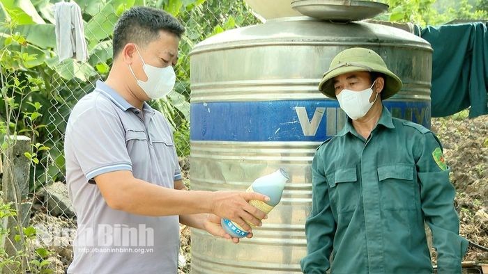 Cán bộ Trung tâm Dịch vụ sự nghiệp công xã Gia Viễn hướng dẫn người dân sử dụng hóa chất tiêu độc và xử lý môi trường.
