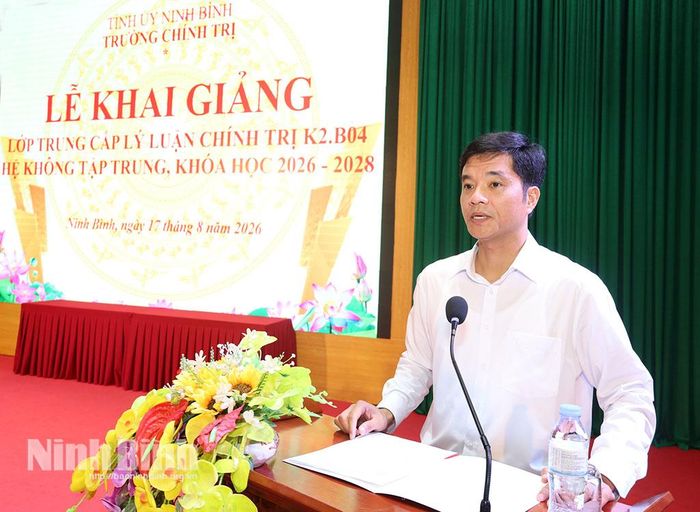 Đồng chí Phan Thành Công, Tỉnh ủy viên, Hiệu trưởng Trường Chính trị tỉnh Ninh Bình phát biểu khai giảng lớp học.