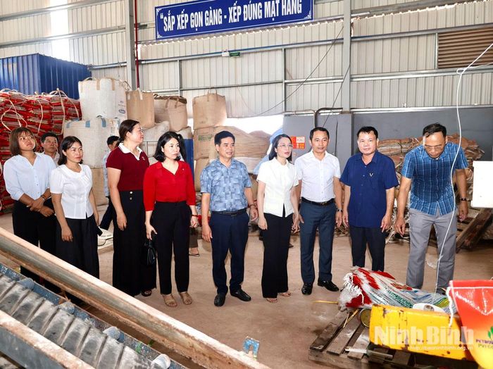 Tham quan dây chuyền sản xuất phân bón của Công ty Cổ phần Sản xuất kinh doanh Phú Tài, xã Khánh Thiện.