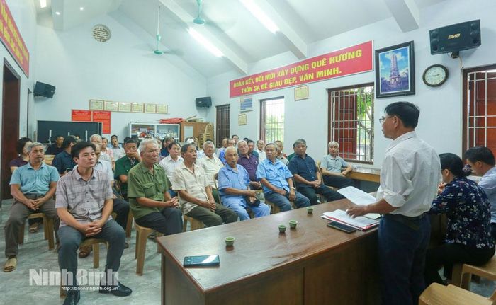 Một buổi sinh hoạt định kỳ hàng tháng của Chi bộ thôn Sa Đê.
