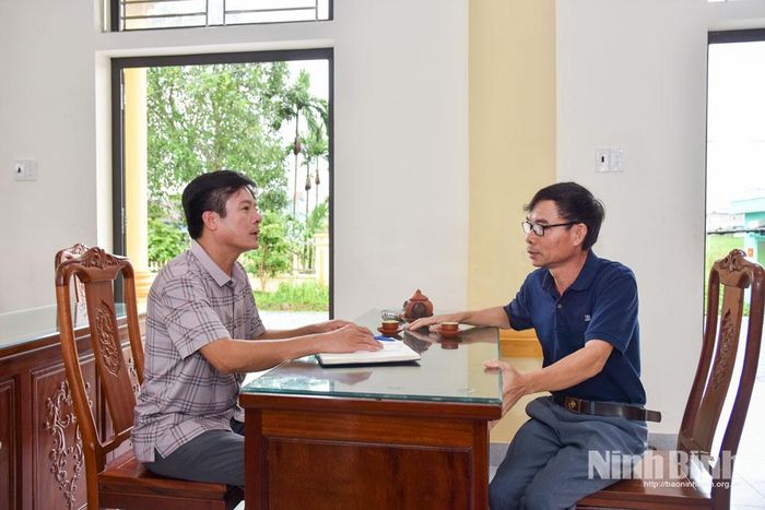 Đồng chí Bí thư Chi bộ thôn Thái Lãng (bên phải) trao đổi với cán bộ xã công tác xây dựng Đảng và thực hiện các nhiệm vụ tại địa bàn dân cư.