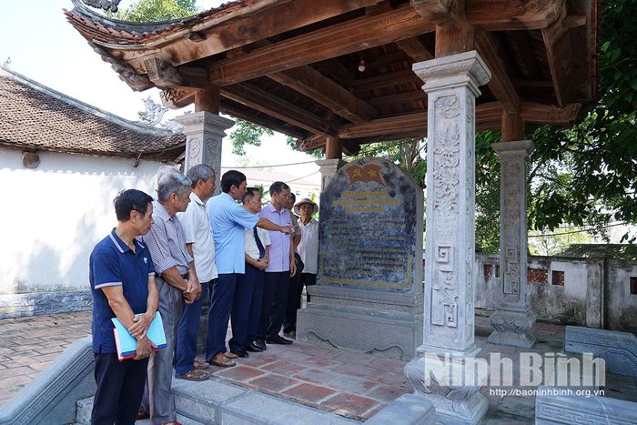 Bia đá lưu dấu những sự kiện cách mạng tại Đình Lũng Xuyên.