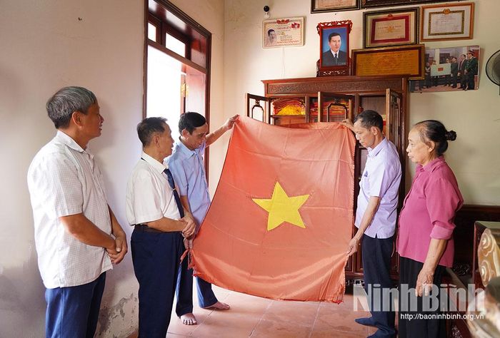 Tại Nhà tưởng niệm đồng chí Nguyễn Hữu Tiến hiện đang lưu giữ nhiều lá cờ đỏ sao vàng đã trải qua các chặng đường cách mạng của lịch sử dân tộc.