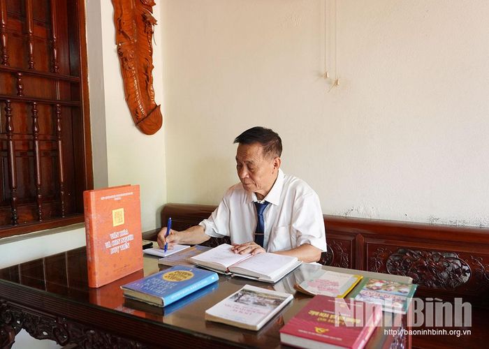 Nhà nghiên cứu văn hóa dân gian Nguyễn Thế Vinh đã dày công nghiên cứu về cuộc đời hoạt động cách mạng của đồng chí Nguyễn Hữu Tiến khi tham gia biên soạn tác phẩm “Văn hóa và con người Duy Tiên”.